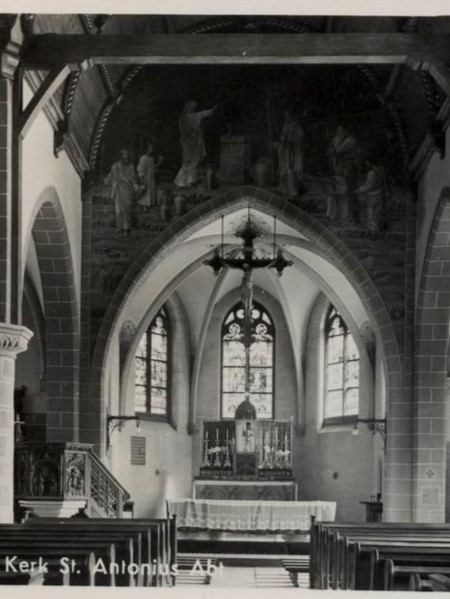 Ansichtkaart van de binnenkant van de kerk van Mook. 